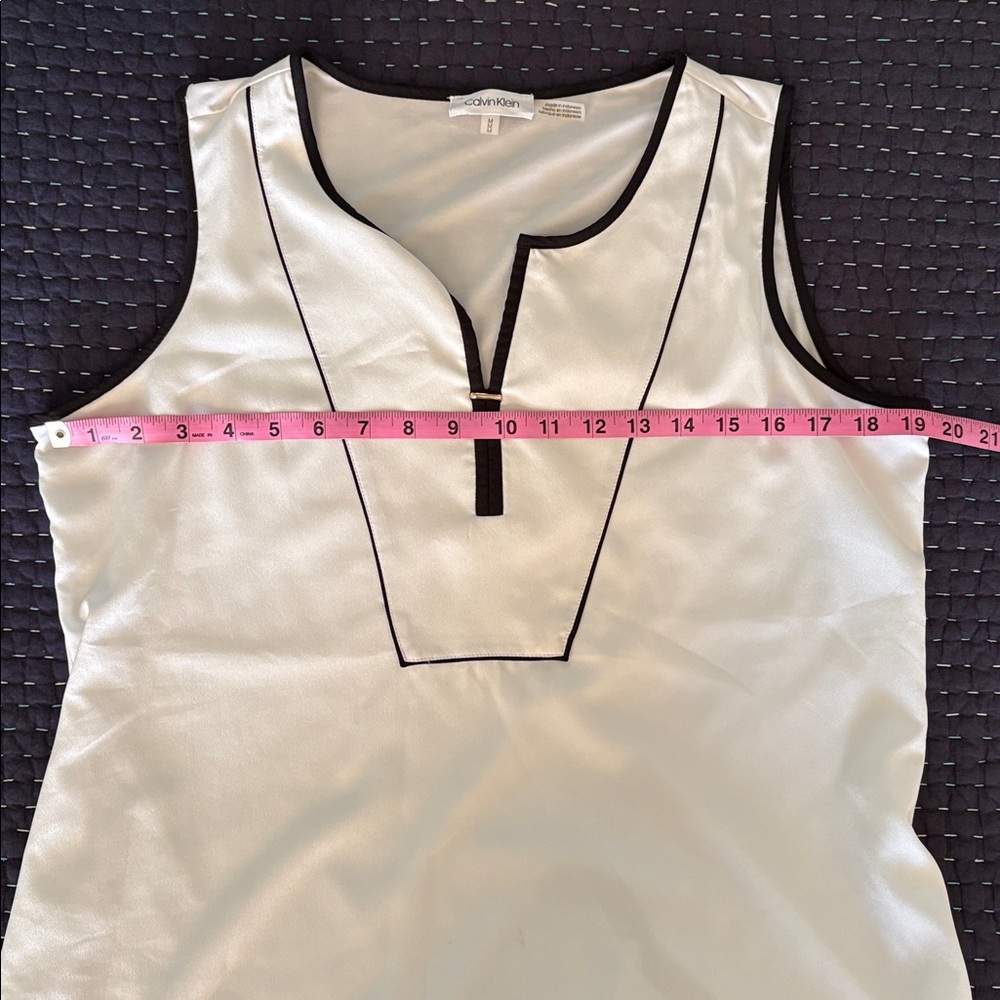 ⚪ Calvin Klein White Split-Neck Sleeveless Blouse w/Black Trim & Gold Bar – Sz M - Picture 6 of 7